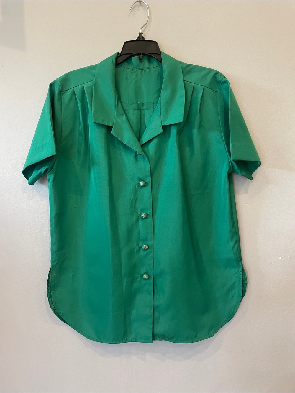 Classic Short-Sleeve Button-Up Top in Emerald Green
